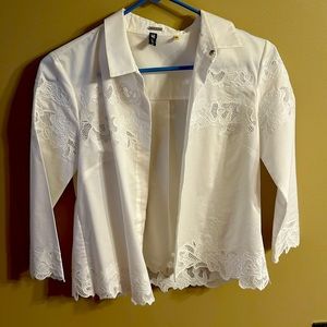 Elie Tahari XS white blouse with beautiful and delicate design.